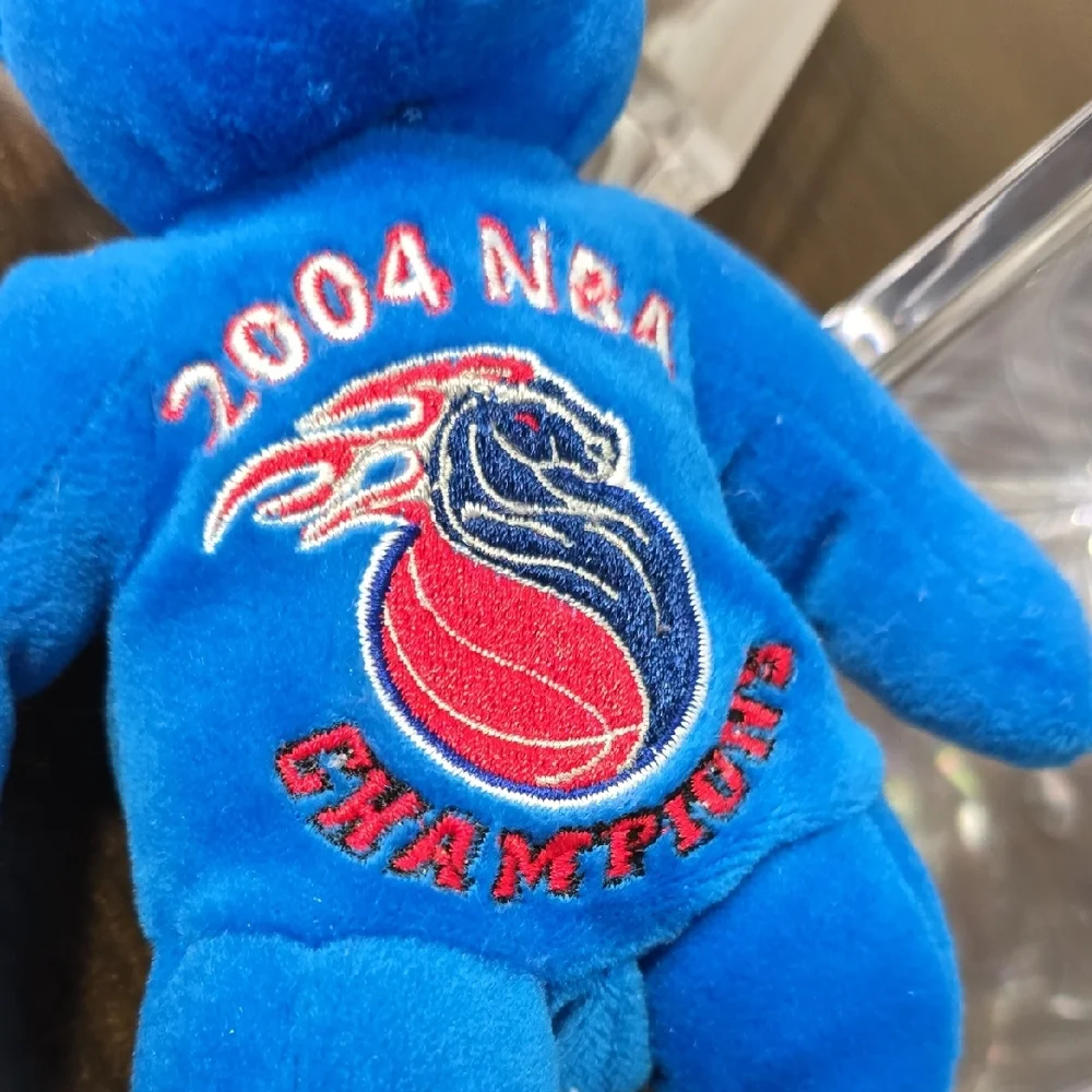 Detroit Pistons 2004 World Championship Beanie (Vintage N.W.T.)